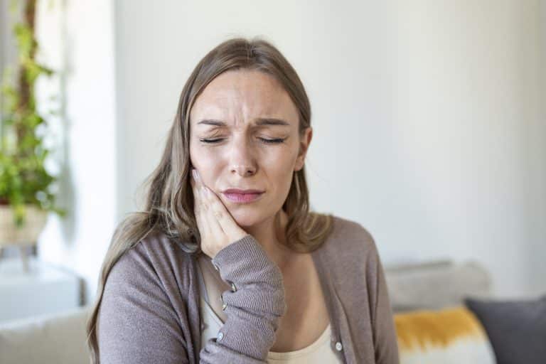 dolor-de-muelas-causas-comunes-consejos-para-aliviarlosClínica-dental-El-Bosque